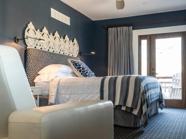 Hotel Broad Ripple : photo 3 de la chambre chambre lit king-size avec balcon