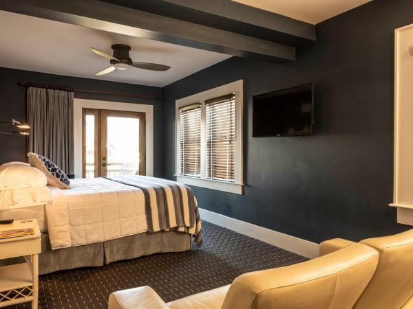 Hotel Broad Ripple : photo 7 de la chambre chambre lit king-size avec balcon