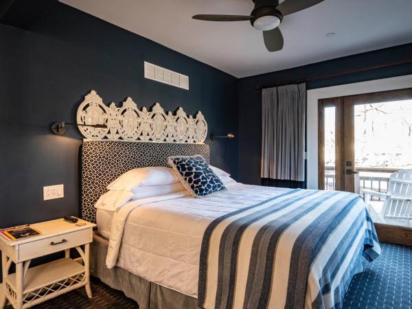 Hotel Broad Ripple : photo 1 de la chambre chambre lit king-size avec balcon