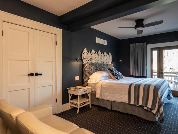 Hotel Broad Ripple : photo 2 de la chambre chambre lit king-size avec balcon