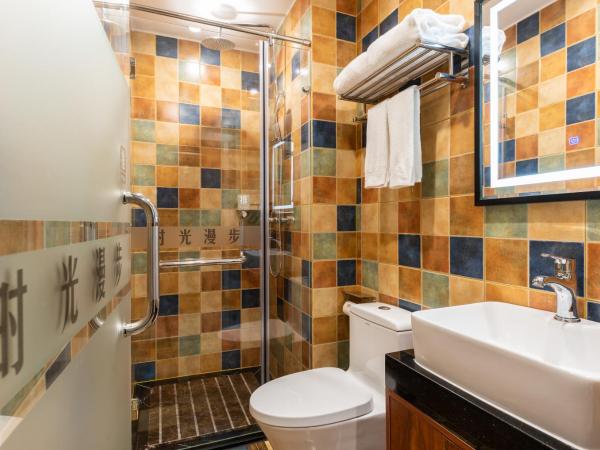 Time Traveller Hotel - Near Prince Gong's Mansion, Beihai Park, Tian'anmen Square, Nanluoguxiang Hutong, Huguosi Hutong Snack Street, 5 minutes walk away from Ping'anli Subway Station, Free ice cream and laundry service,English communication well : photo 4 de la chambre chambre double