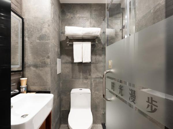 Time Traveller Hotel - Near Prince Gong's Mansion, Beihai Park, Tian'anmen Square, Nanluoguxiang Hutong, Huguosi Hutong Snack Street, 5 minutes walk away from Ping'anli Subway Station, Free ice cream and laundry service,English communication well : photo 3 de la chambre chambre double deluxe