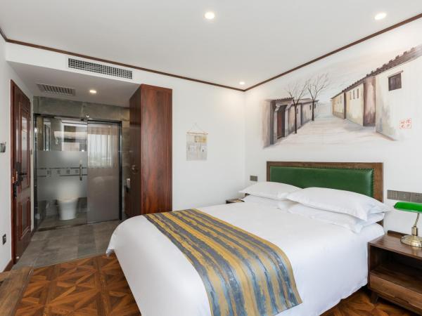 Time Traveller Hotel - Near Prince Gong's Mansion, Beihai Park, Tian'anmen Square, Nanluoguxiang Hutong, Huguosi Hutong Snack Street, 5 minutes walk away from Ping'anli Subway Station, Free ice cream and laundry service,English communication well : photo 1 de la chambre chambre double