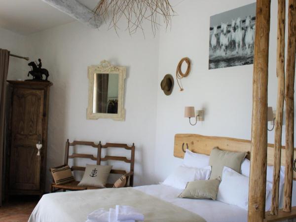 Mas Fandelou : photo 1 de la chambre chambre lit queen-size - vue sur jardin