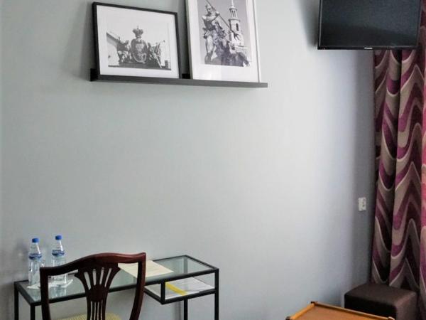 Expolis Residence - City Center MTP TARGI - 24h #betterthanyourEX : photo 10 de la chambre chambre lits jumeaux avec salle de bains privative