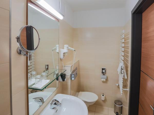 CE Plaza Hotel : photo 1 de la chambre chambre simple