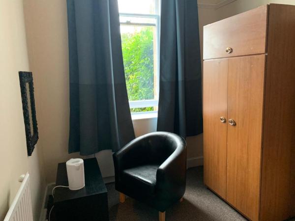 Mayfair Guest House : photo 1 de la chambre chambre simple avec salle de bains commune