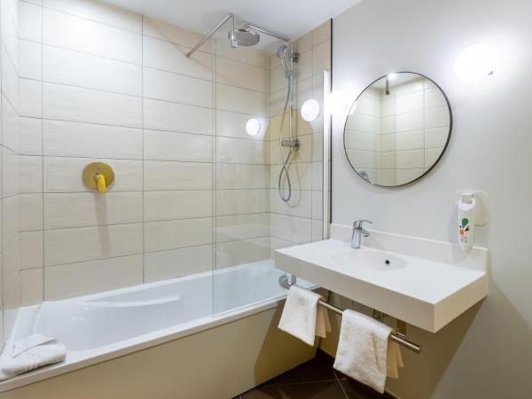 ibis Styles Paris Meteor Avenue d'Italie : photo 2 de la chambre chambre quadruple standard avec 1 lit double et 2 lits simples