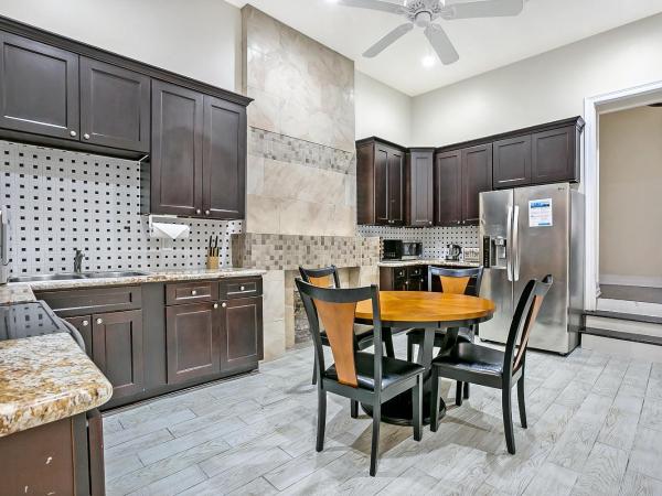 Stylish 4BR condo in Downtown by Hosteeva : photo 3 de la chambre appartement 4 chambres