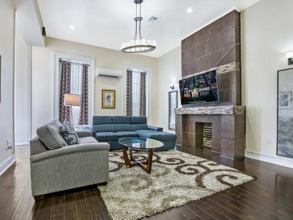 Stylish 4BR condo in Downtown by Hosteeva : photo 2 de la chambre appartement 4 chambres