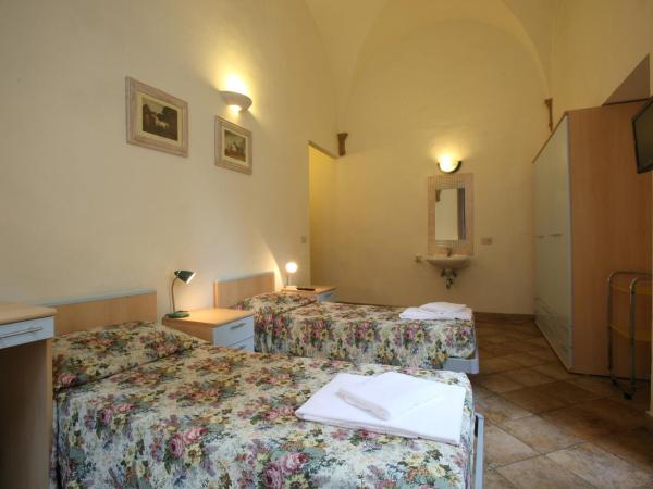 HostelCiompi : photo 4 de la chambre chambre double avec salle de bains commune