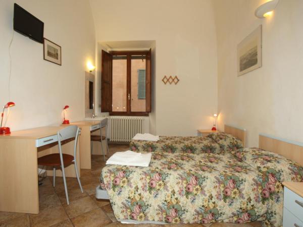 HostelCiompi : photo 2 de la chambre chambre double avec salle de bains commune