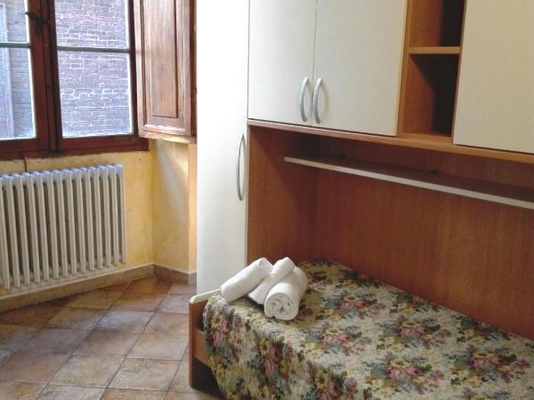 HostelCiompi : photo 9 de la chambre chambre simple avec salle de bains commune