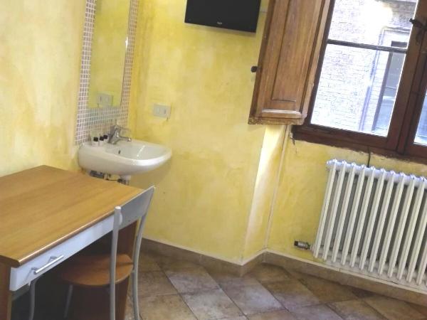 HostelCiompi : photo 4 de la chambre chambre simple avec salle de bains commune