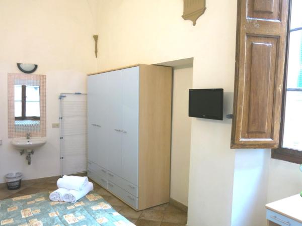 HostelCiompi : photo 5 de la chambre chambre double avec salle de bains commune