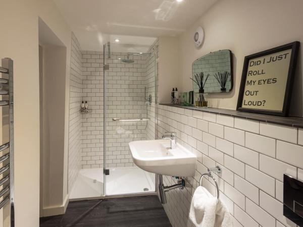 Judges Court : photo 2 de la chambre chambre lit king-size deluxe avec baignoire à bord arrondi