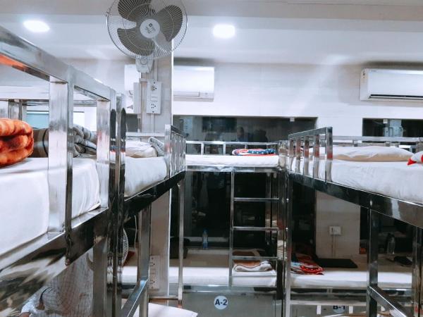 Shree Mahakali Guest House & Dormitory : photo 9 de la chambre bunk bed in male dormitory room - indian nationals only