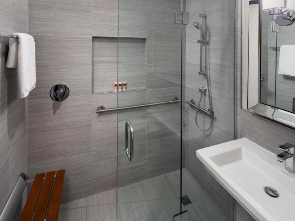 Park South Hotel, part of JdV by Hyatt : photo 5 de la chambre chambre double avec 2 lits doubles et douche accessible en fauteuil roulant - adaptée aux personnes à mobilité réduite