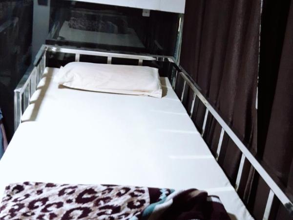 Shree Mahakali Guest House & Dormitory : photo 5 de la chambre bunk bed in male dormitory room - indian nationals only