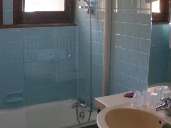 Hotel Le Grand Tetras : photo 2 de la chambre chambre triple avec lits simples