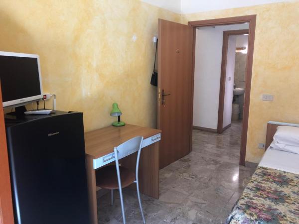 HostelCiompi : photo 4 de la chambre chambre simple avec salle de bains commune