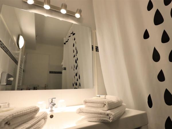 Hotel Des Tuileries : photo 4 de la chambre chambre double avec balcon