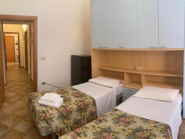 HostelCiompi : photo 1 de la chambre chambre lits jumeaux avec salle de bains commune