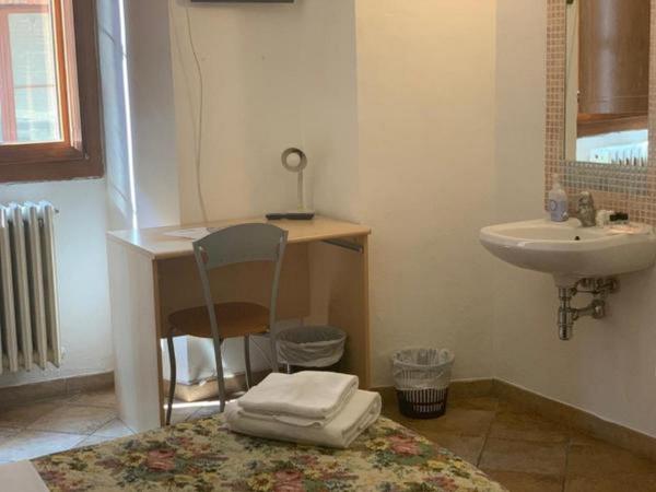 HostelCiompi : photo 5 de la chambre chambre double avec salle de bains commune