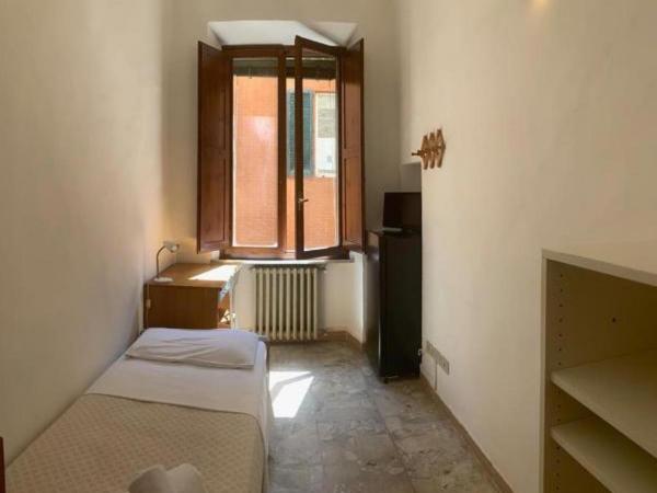 HostelCiompi : photo 7 de la chambre chambre simple avec salle de bains commune