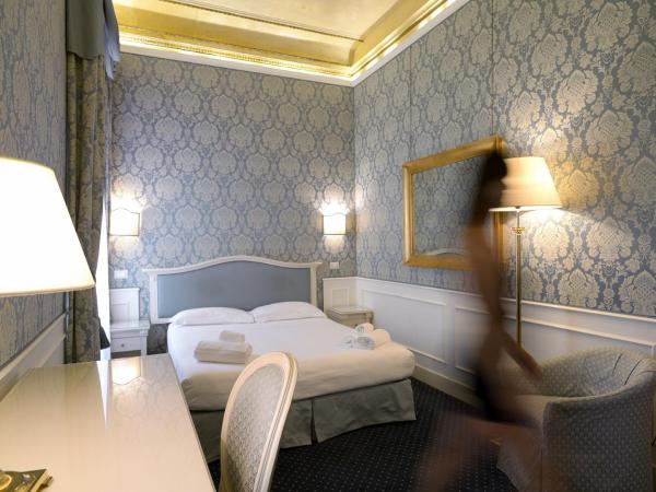 Corte Barozzi Venice Suites : photo 9 de la chambre chambre de luxe double ou lits jumeaux avec vue sur le canal