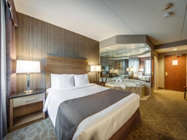 Monte Carlo Inn Airport Suites : photo 1 de la chambre suite lit queen-size avec baignoire à jets puissants