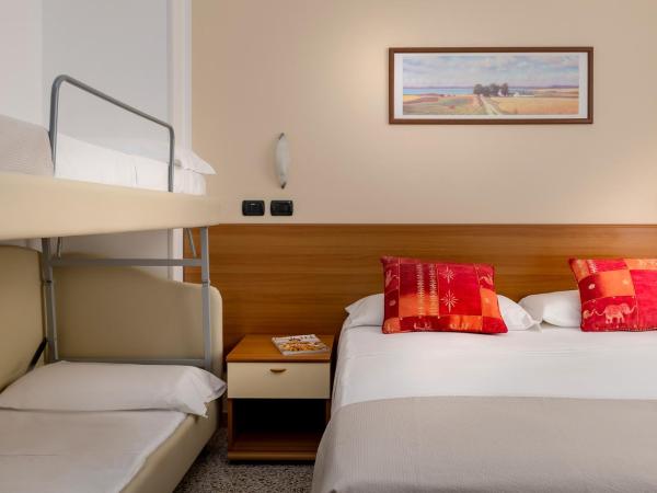 Hotel Maria Serena : photo 6 de la chambre chambre quadruple confort