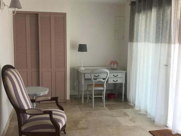 MAS DE LA FADETO : photo 8 de la chambre chambre double - vue sur jardin