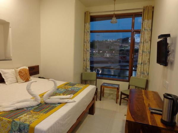 Lakeside Inn Ratanada : photo 2 de la chambre chambre double – vue sur lac