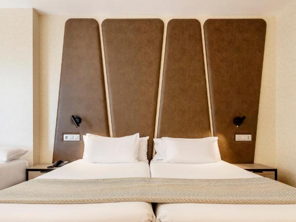 Ilunion Málaga : photo 4 de la chambre chambre double avec lit d'appoint (3 adultes)