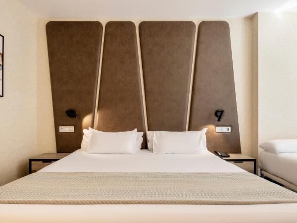 Ilunion Málaga : photo 3 de la chambre chambre double avec lit d'appoint (2 adultes + 1 enfant)