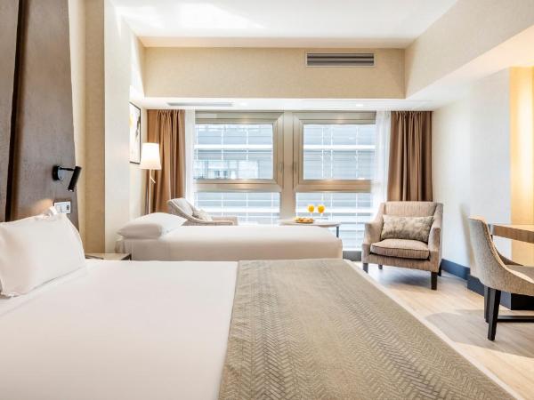 Ilunion Málaga : photo 1 de la chambre chambre double avec lit d'appoint (2 adultes + 1 enfant)