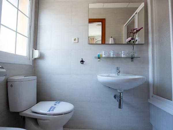 Hostal La Muralla : photo 3 de la chambre chambre double ou lits jumeaux avec salle de bains privative