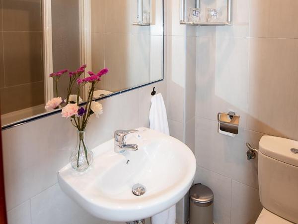 Hostal La Muralla : photo 8 de la chambre chambre simple avec salle de bains privative