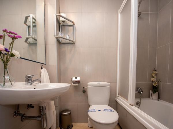 Hostal La Muralla : photo 5 de la chambre chambre simple avec salle de bains privative