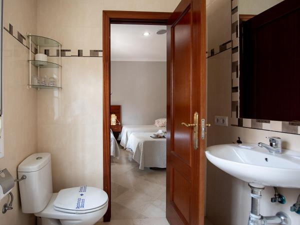 Hostal La Muralla : photo 2 de la chambre chambre triple avec salle de bains privative