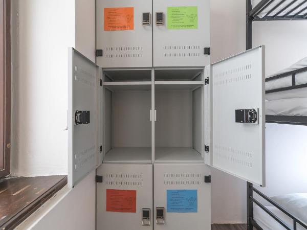 Hostel Orange : photo 6 de la chambre lit simple en dortoir mixte de 18 lits