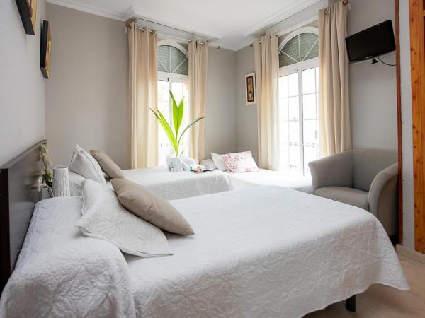 Hostal La Muralla : photo 7 de la chambre chambre lits jumeaux avec lit d'appoint et salle de bains privative