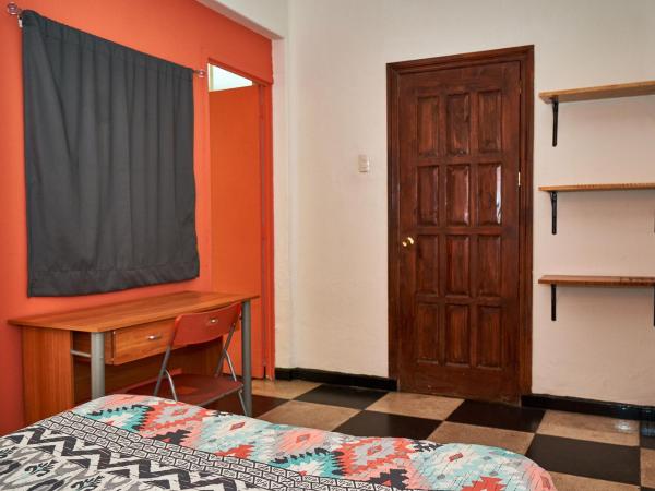 Hostal Americana : photo 3 de la chambre chambre double avec salle de bains privative