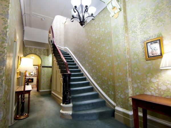 The Nunnery Accommodation : photo 7 de la chambre chambre lit queen-size de luxe avec salle de bains commune