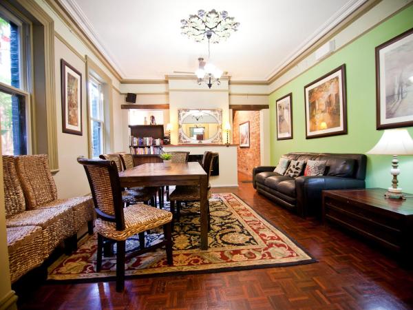 The Nunnery Accommodation : photo 2 de la chambre chambre lit queen-size de luxe avec salle de bains commune