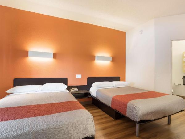 Motel 6-Orlando, FL - International Dr : photo 3 de la chambre chambre quadruple