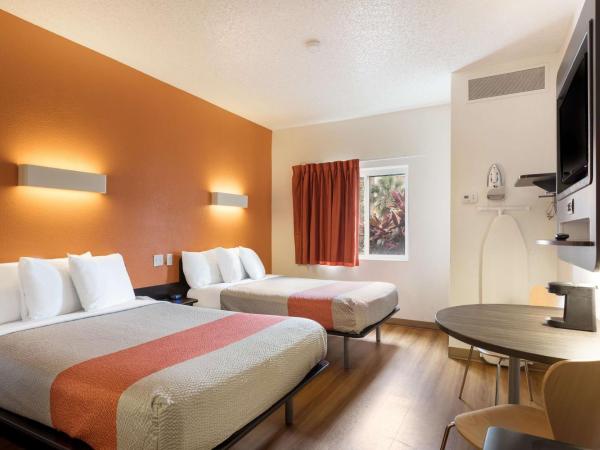 Motel 6-Orlando, FL - International Dr : photo 6 de la chambre chambre quadruple