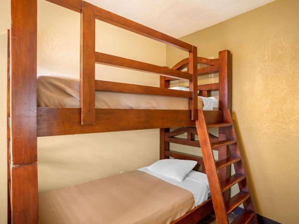 Comfort Inn San Diego Airport At The Harbor : photo 7 de la chambre deluxe room, 1 king bed and bunk bed, non smoking