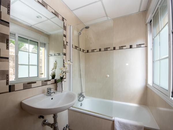 Hostal La Muralla : photo 3 de la chambre chambre triple avec salle de bains privative